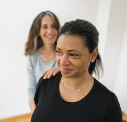 Personal Yoga Situation mit zwei Personen